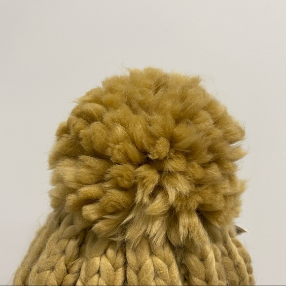 ✨NEW✨ COZY KNIT SCARF AND BEANIE (POMPOM) SET - Picture 10 of 14